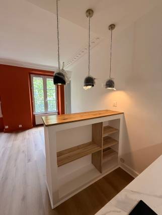 Bar en chêne avec étagères intégrées et vue sur la fenêtre, studio Paris 19
