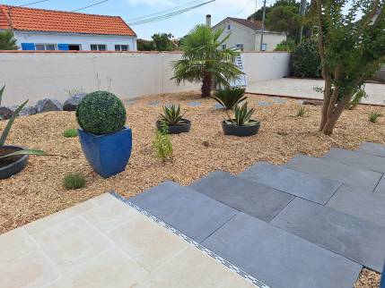 Aménagement de jardin avec marches en ardoise naturelle - La Plaine sur mer 44770