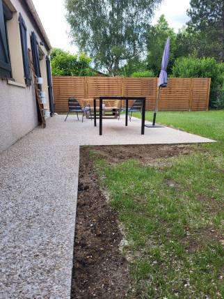 Terrasse et allée de maison en béton désactivé après rénovation extérieure - Lésigny 77150