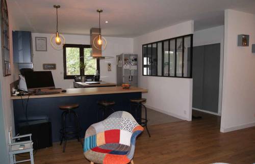 La cuisine vue du salon 