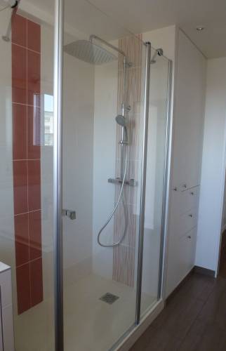 Installation cabinet de duche avec carrelage mural graphique dans un appartement à Aubagne (13400)