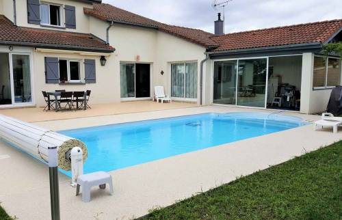 Terrasse et Plage de Piscine - Lyon / Décines