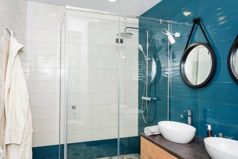 Salle de bain rénovée avec douche ouverte de plain-pied - Le Raincy 93