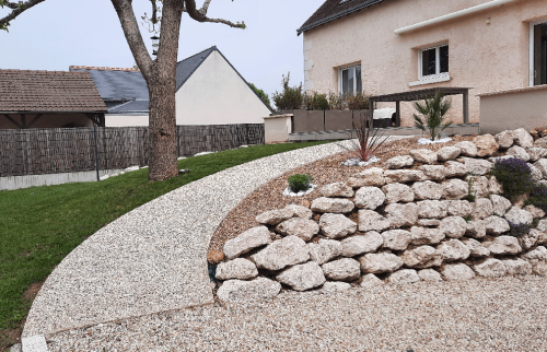 Aménagement d'une jolie allée de jardin en pente