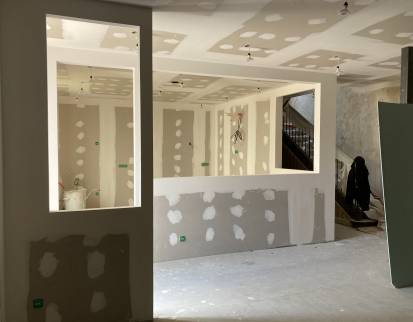 Verrières d'atelier pour une cuisine de charme, maison rénovée dans la région de Lyon