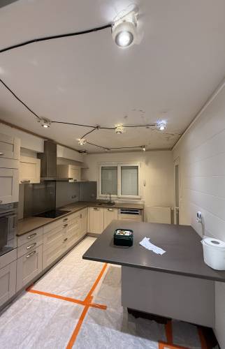 Rénovation de maison près de Vigneux-de-Bretagne : isolation sous toiture, VMC, PAC air/air et peinture pour un meilleur confort cuisine avant