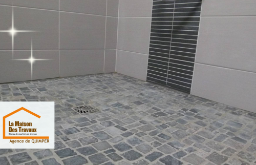 Receveur extra-plat en galets de pierre pour un rendu naturel, antidérapant et facile d’entretien.