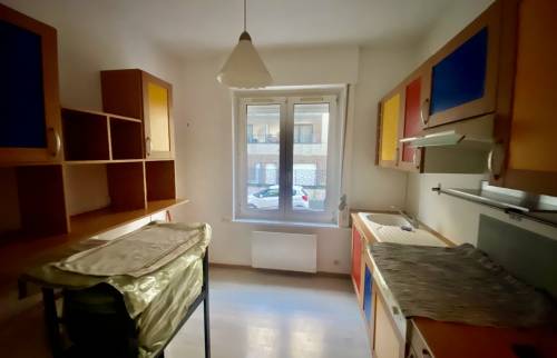 Isolation des murs de façade dans le cuisine de l'appartement 