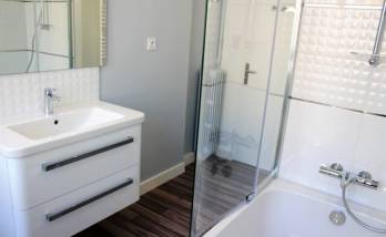 Salle de bain sol effet pont de bateau et carreaux métro
