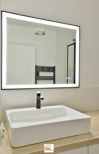 miroir dans une salle de bain rénovée