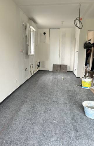 Pose de sol en cours dans la cuisine rénovation d’appartement à Bruz