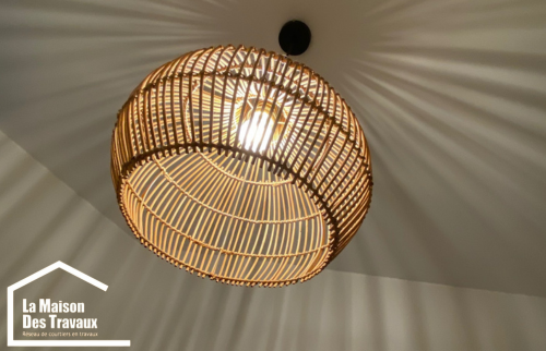Plafonnier en osier dans une chambre