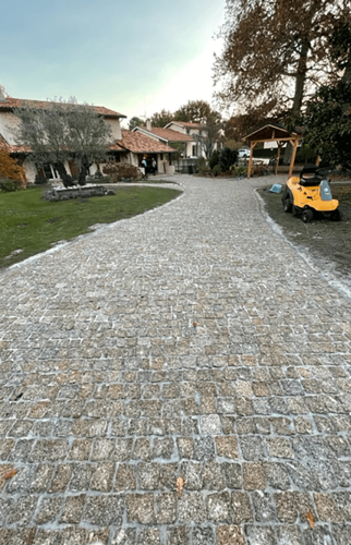 Réalisation d’une cour et d’une allée en pavés