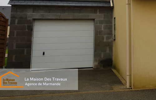 Finitions modernes : Pour allier praticité et confort, une porte de garage sectionnelle motorisée a été installée, offrant une ouverture fluide et sécurisée.
