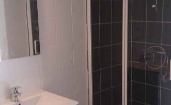 Rénovation d'une petite salle de bain en faïence avec douche  à l'italienne à Nantes (44)