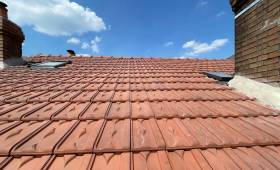 Les tuiles mécaniques losangées neuves en place