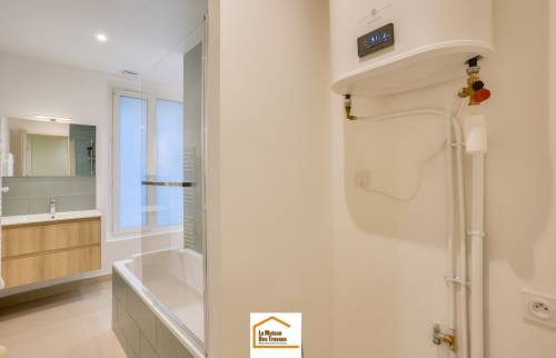 Ballon d'eau chaude nouvelle génération dans une salle de bain rénovée