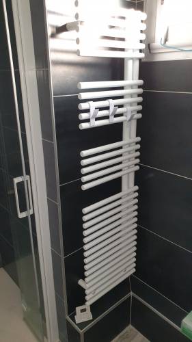 Installation d'un sèche-serviettes électrique dans une salle de bain en rénovation - Nantes 44