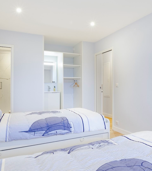 Aménagement d'une chambre d'amis avec rangements sur-mesure et point d'eau à Montigny-en-Gohelle