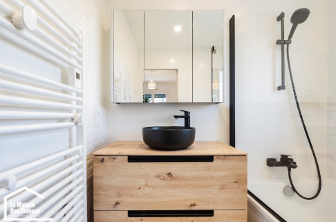 Meuble vasque bois et robinetterie noire