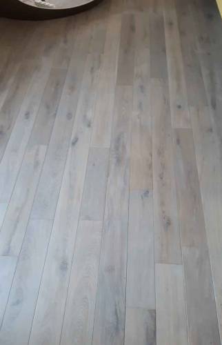 Pose de parquet massif gris à Guebwiller