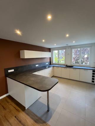 Aménagement de cuisine moderne avec grand plan de travail de cuisine - Nantes 44