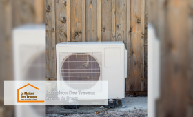 Gros plan sur le compresseur extérieur, positionné pour une efficacité maximale et un faible niveau sonore.