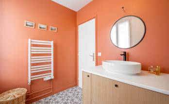 Murs de couleur rouge audacieuse dans une salle de bain moderne à Paris 8e