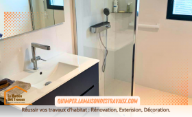 Un meuble moderne et pratique a été choisi pour optimiser l'espace. La finition en noir mat apporte une touche de sophistication, tandis que l'armoire murale, parfaitement intégrée, offre un espace de rangement suffisant sans encombrer la pièce.