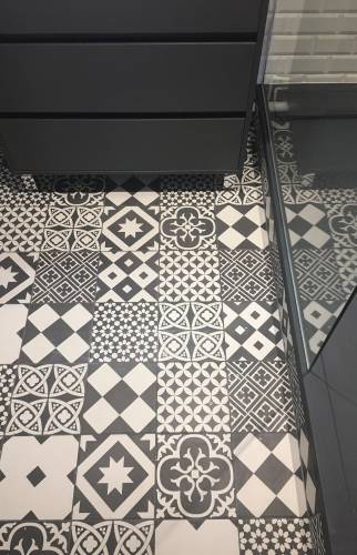 Rénovation salle d'eau en appartement avec carreaux de ciment mosaïque sol et meuble vasque suspendu - Meaux - 77100 -