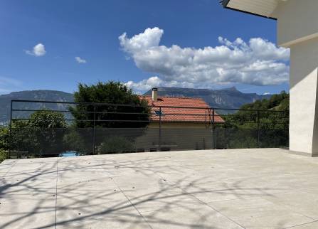 une belle vue dégagée sur la nouvelle terrasse