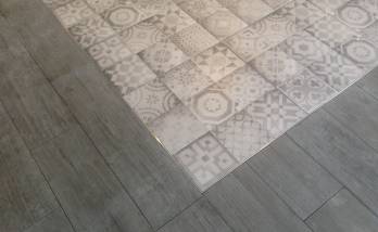 Détail mélange de carreaux béton et carrelage imitation parquet