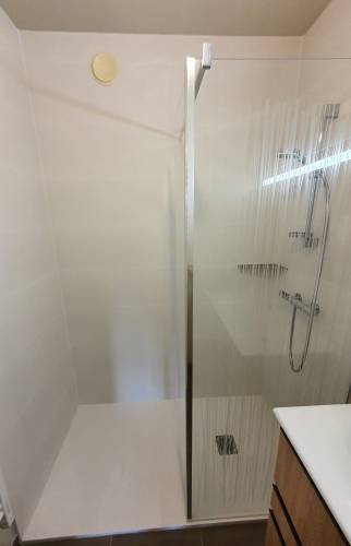 Paroi de douche vitrée installée
