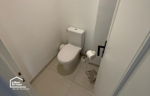 WC entièrement rénové avec des équipements modernes dans le cadre d'une rénovation complète d'appartement à Aix-en-Provence.