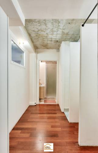 vestiaire et cabines de douche dans une salle de yoga
