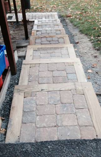 Travaux chantier en courtier escalier pierres reconstituées avec bardage latéral bois sur terrein en pente à Jouy-le-Moutier (95280)
