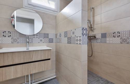 Carrelage grand format dans la salle de bain
