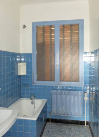 Salle de bains noire et blanche dans une maison de l’ouest lyonnais : vue avant travaux