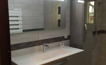 Meuble vasque et miroir rétroéclairé dans une salle de bain rénovée à Bouc-Bel-Air (13)