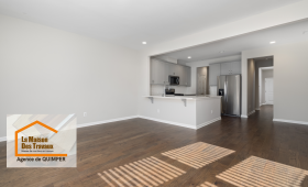 Transformation réussie à Plomeur ! Cuisine ouverte et parquet moderne pour un intérieur chaleureux. Réalisation La Maison Des Travaux Quimper.