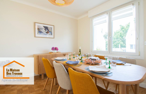 Salle à manger lumineuse et conviviale : Une salle à manger rénovée avec des tons doux et une lumière naturelle, idéale pour des repas en famille ou entre amis.