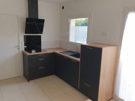 Pose de la cuisine terminée - Rénovation moderne à Bourgbarré