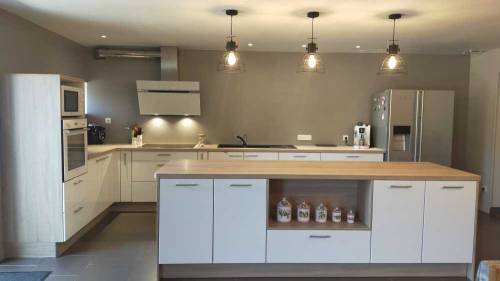 Cuisine rénovée avec îlot central - Rochefort 17