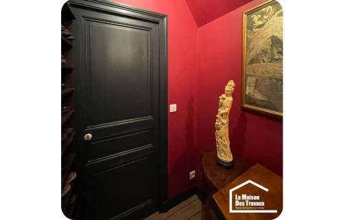 Cage d'escalier noir et rouge 