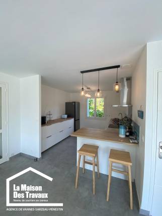 Rénovation intérieure totale à Arzon : harmonie entre le salon et la nouvelle cuisine moderne