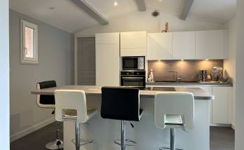 Neuville sur Saône (69250) : Rénovation d'une cuisine avec ilôt central cuisson dans une villa du Val de Saône