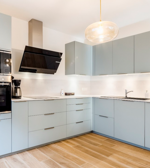 rénovation complète cuisine Gex, modernisation intérieur Pays de Gex, pose carrelage effet bois Valserhône, installation cuisine contemporaine Divonne-les-Bains, réfection plomberie Ferney