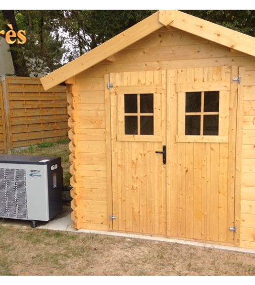 Chalet en bois abritant le système de chauffage de la piscine