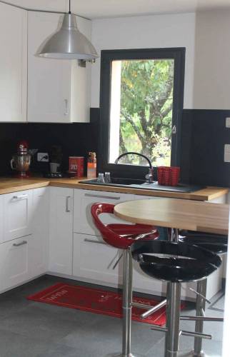 Rénovation d'une maison avec frangement entre le salon et la cuisine et accès par une passerelle à Nantes (44)