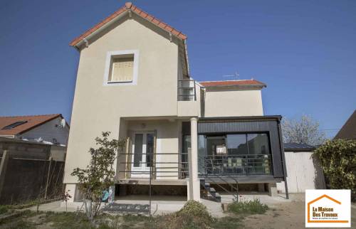 Extension sur pilotis vue du jardin (Yerres 91330)